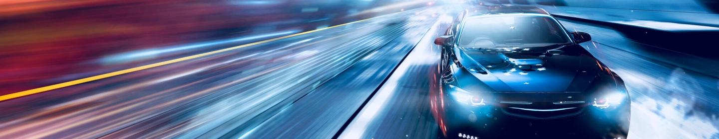 Schnelles Auto fährt durch einen beleuchteten Tunnel