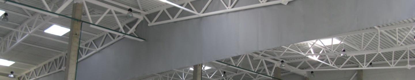 Rauchschürze in einer Industriehalle
