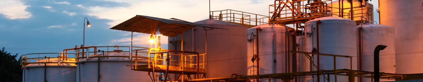 Industrielle Anlage mit großen Tanks