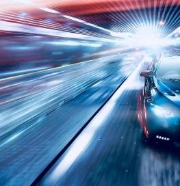 Schnelles Auto fährt durch einen beleuchteten Tunnel