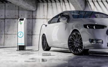 Elektrisches Auto steht an einer Ladestation