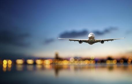 Flugzeug fliegt über ein Gewässer