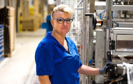 Produktionsmitarbeiterin der Maschine
