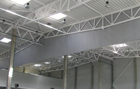 Rauchschürze in einer Industriehalle