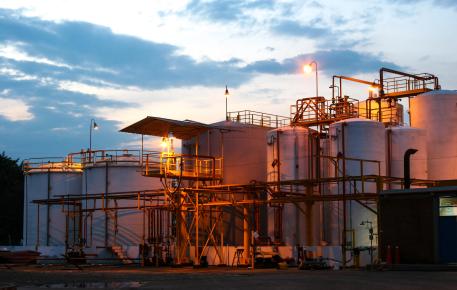 Industrielle Anlage mit großen Tanks