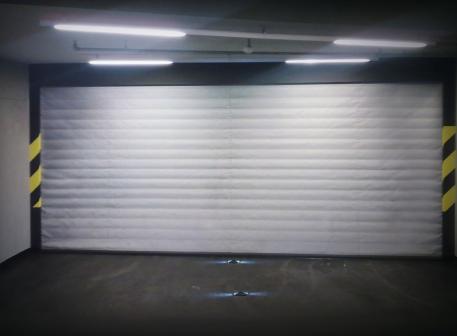 Textiles Brandschutztor in einem Gebäude