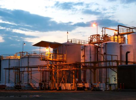 Industrielle Anlage mit großen Tanks