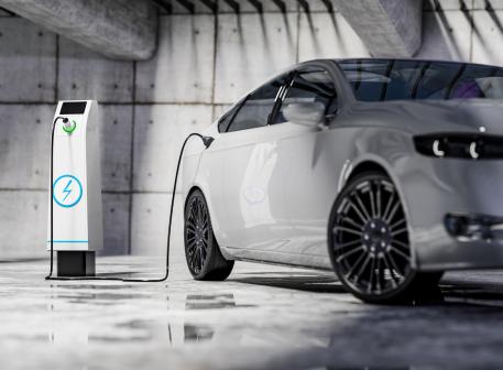 Elektrisches Auto steht an einer Ladestation