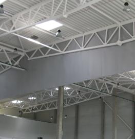 Rauchschürze in einer Industriehalle