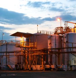 Industrielle Anlage mit großen Tanks