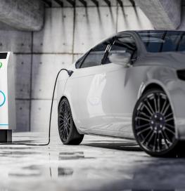 Elektrisches Auto steht an einer Ladestation